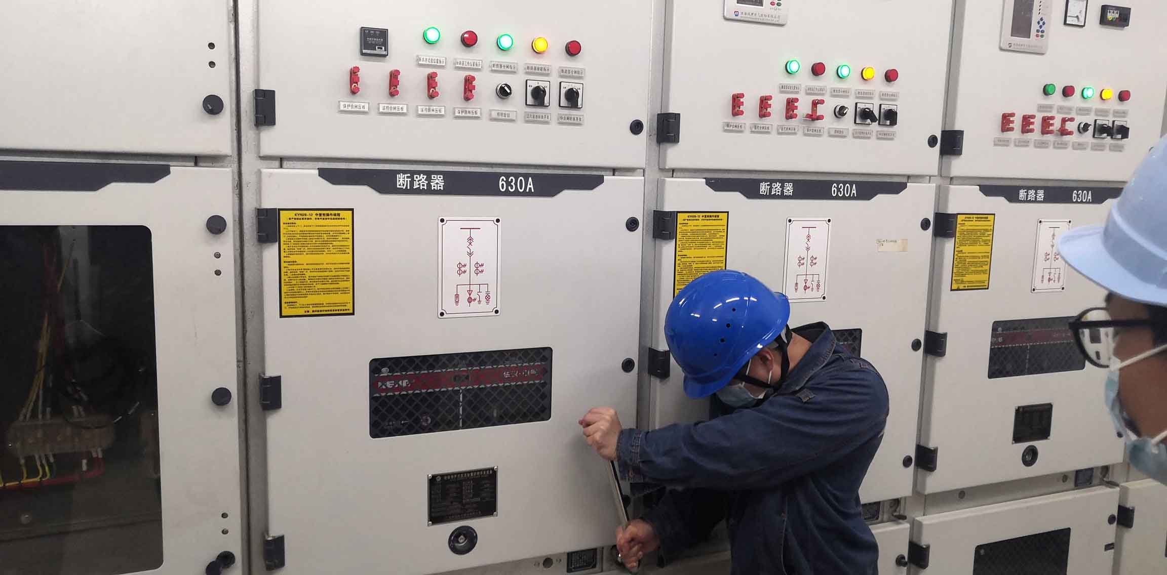 我司开展高压开关柜断路器操作及高压设备停、送电操作步骤的培训
